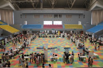 我校2012届毕业生夏季供需洽谈会举行