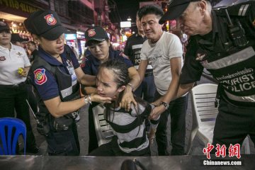 泰国警方红灯区扫黄当街抓性工作者