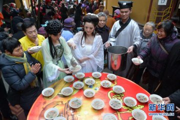 各地免费发放腊八粥 “白娘子”登场