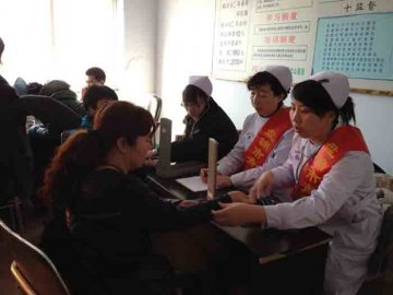 盘锦：市卫生局团委带领中心医院青年参加3.5学雷锋义诊活动