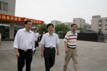 郑继伟副省长调研《食品安全法》宣贯实施情况和流感防控用药品质量及储备情况