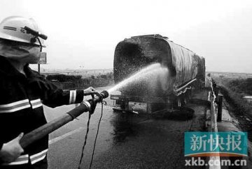 槽罐车相撞两司机惨死 42吨甲缩醛燃烧险爆炸