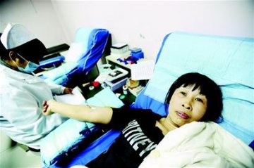 单亲母亲13年义务献血1.6万毫升