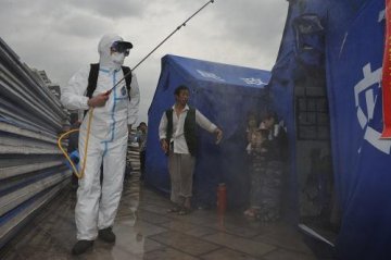 彝良地赈灾区加强消毒防疫 目前无疫情发生