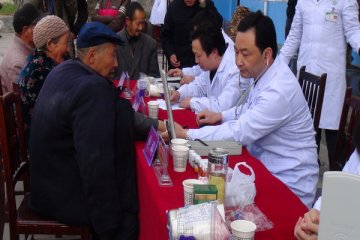镇安悬红会医院深入回龙镇敬老院开展义诊服务活动