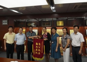 清平中药材专业市场管理者上门送锦旗