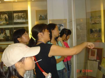 东校区2007级新生参观我校医学博物馆