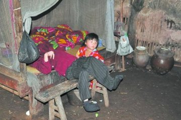 6岁女孩在村民帮助下照顾瘫痪母亲