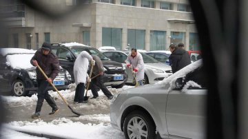 每日快报：通大附院：后勤部门一早扫雪保障道路畅通