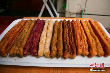 杭州一早餐店推出多种口味彩色油条