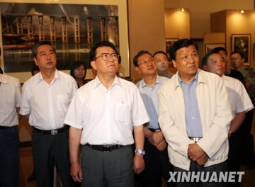 李长春：在全社会大力弘扬伟大的抗震救灾精神