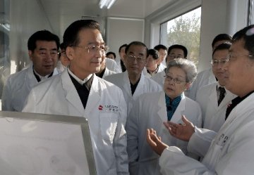 温家宝在京考察人用禽流感疫苗和药物研制单位