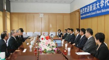 杨宝峰校长会见日本新潟大学代表团