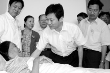 危难中挺起生命的脊梁——郑州市第五人民医院抗震救灾纪实