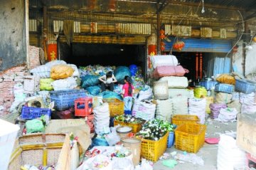 居民家被15个废品收购站包围 孩子患上手足口病