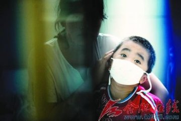 父亲每月捐献血小板挣400元营养费为儿子治病