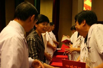 崔丽副主任出席北京医院庆祝建党92周年大会并慰问老党员代表