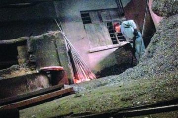 夜幕中，炼铝厂浓烟熏得人喘不过气