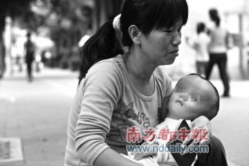 妈妈为给儿子筹集数万元治疗费沿街乞讨