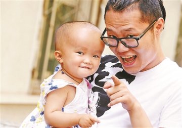 “大头丫头”来京救治 80后支教老师倾力相助