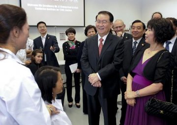 李长春参观考察伦敦南岸大学中医孔子学院