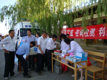 甘肃敦煌疾控中心在旅游景区开展防艾宣传