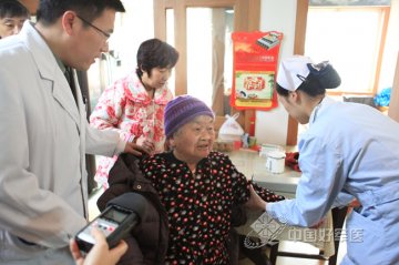 南京军区第101医院开展学雷锋义诊活动