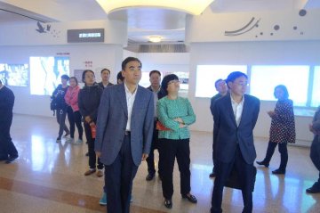 国家卫生计生委机关干部参观新疆维吾尔自治区成立60周年成就展