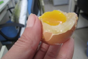 山东现“橡皮鸡蛋”蛋黄能弹起20厘米