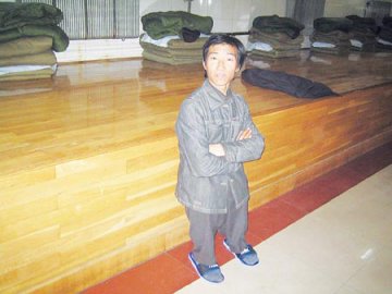 男子因身高1.1米被哥嫂逐出家门