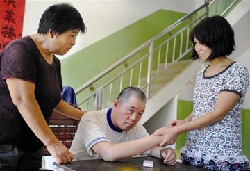 四兄妹用按摩唱歌等方法唤醒植物人父亲