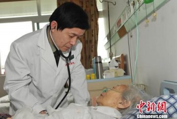 医生身患癌症坚持出诊 系零医患纠纷纪录保持者