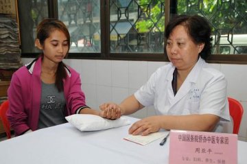 中国中医专家组在柬埔寨开展义诊活动