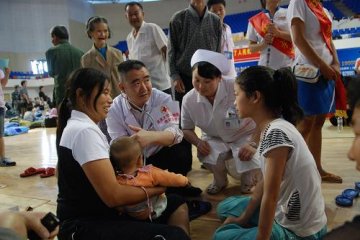 医疗工作人员在抚州安置点为灾区群众看病