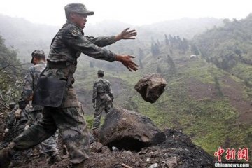 芦山地震已致192人遇难 重灾区水粮等物资短缺