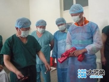 民工高空坠落被钢筋穿透腹部手术成功
