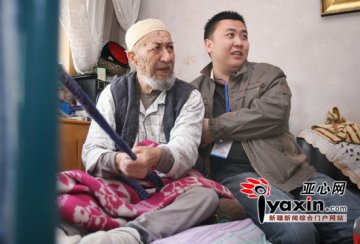 社区5名小伙2年轮流背瘫痪老人看病