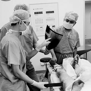 锅炉爆炸 三角钢插入一男子大腿