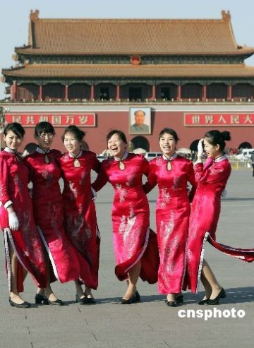 两会工作人员天安门广场喜留倩影