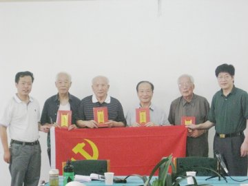 马家忠副书记、夏有兵副校长为获得2010年度校“优秀共产党员”的老同志颁发荣誉证书