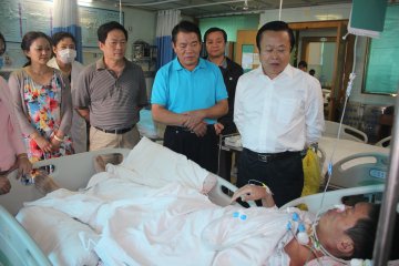 林方略副省长看望邓亚欣