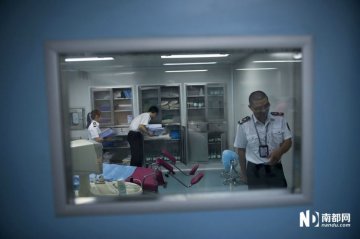 卫生监督部门的工作人员进入取卵室搜集证据