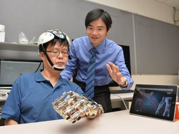 脑波机械手助中风者复康