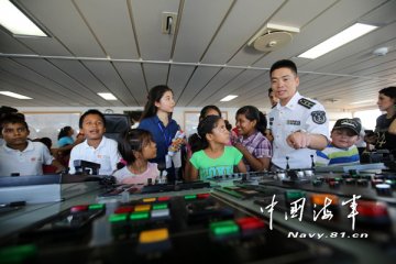 墨西哥孤儿院小朋友登上中国海军和平方舟医院船参观