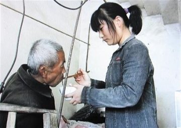 养父患癌症养女辍学照顾报养育之恩