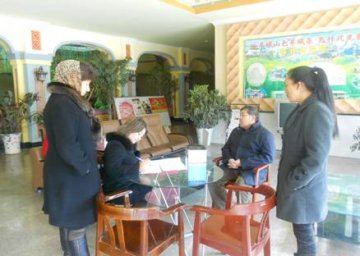 新疆阿克苏地区乌什县对公共场所开展艾滋病宣传教育情况进行督导