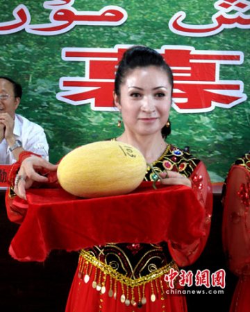 新疆世界第一甜瓜拍卖金额达30万