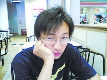 右脑几乎全损男生完成大学学业 4年没缺一堂课