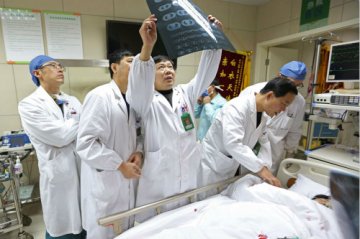 上海外滩踩踏事件 脱险女伤者受惊失忆