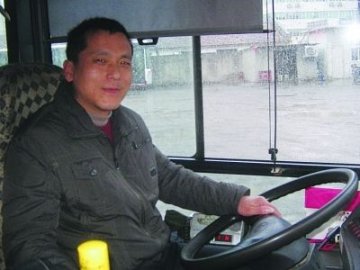 公交司机一路甩站送突发心脏病老人就医